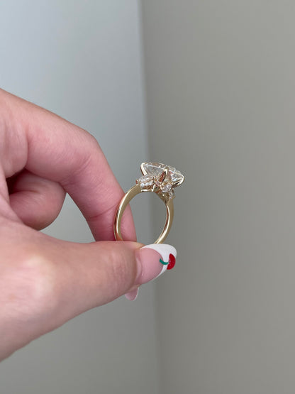 The Evelyn Ring, 10 Carat, Oval, Crushed Ice Hybrid, 3-Stone