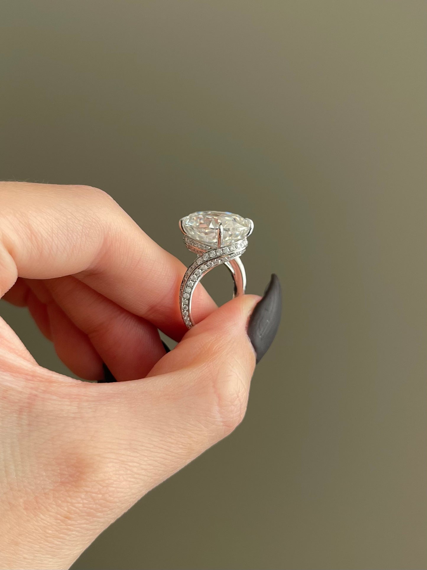 The S Signature Ring, 10 Carat, Oval, Crushed Ice